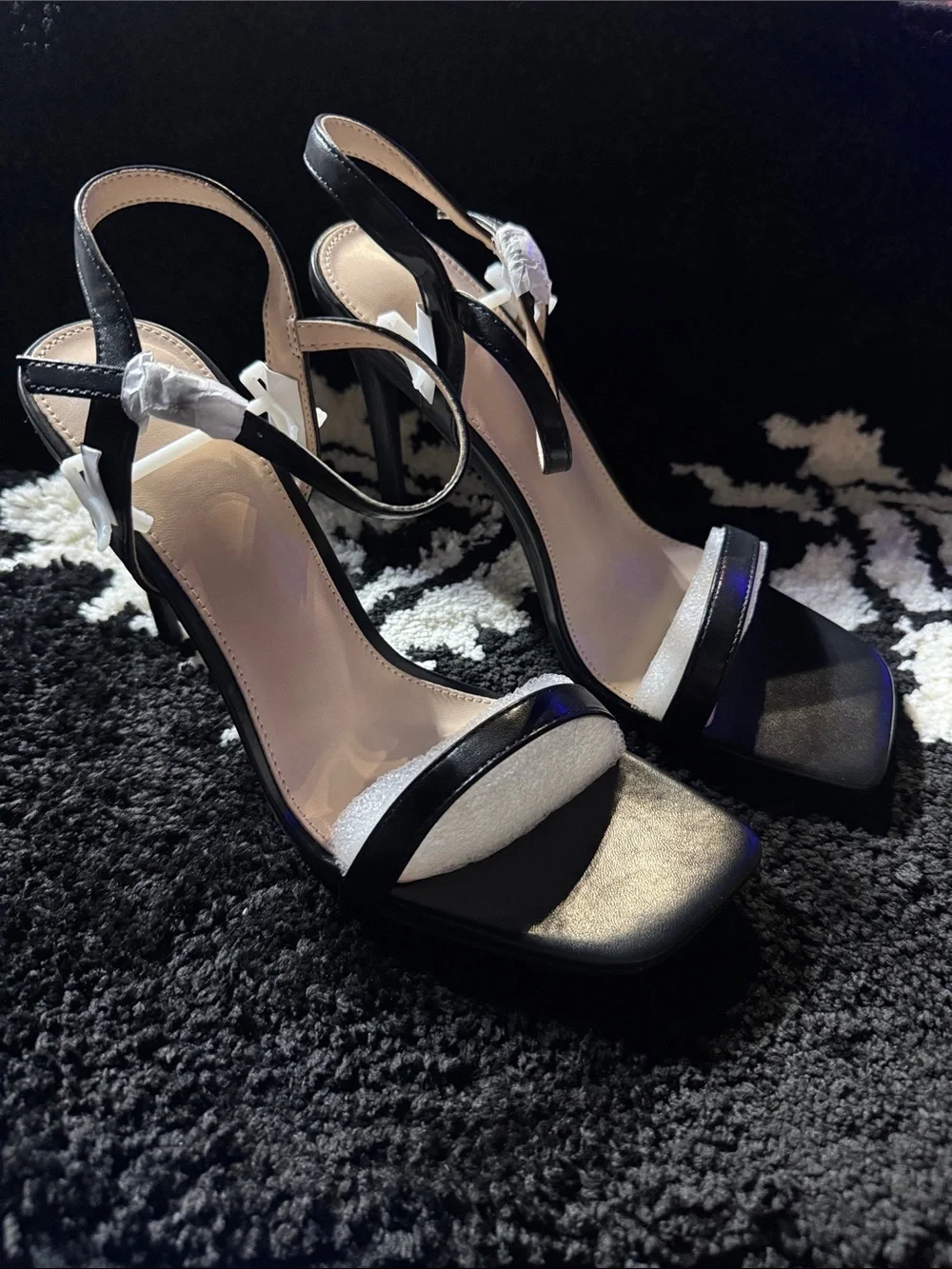 NWT size 8 Women's Black and White Strappy High Heel Sandals